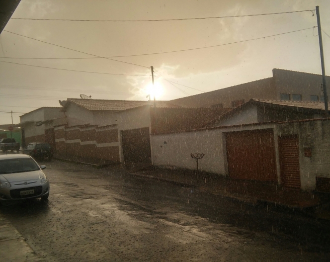 Fim de tarde em Araxá-MG com sole chuva