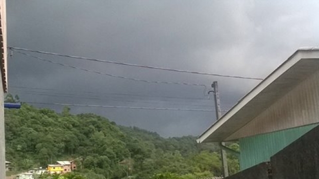 Temporal acompanhado de vento forte causa transtornos em Caxias do