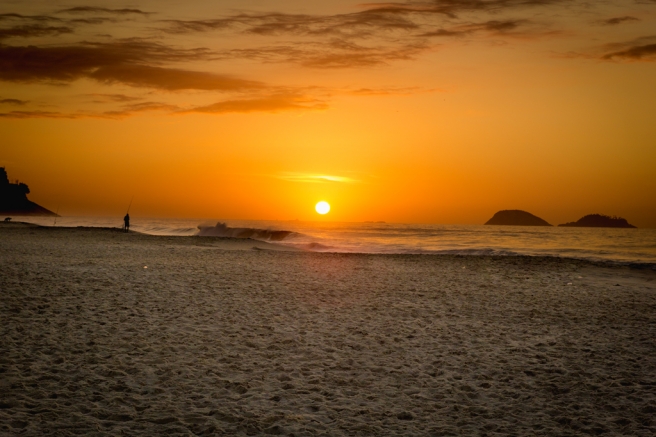 Nascer do Sol na praia de São Conrado