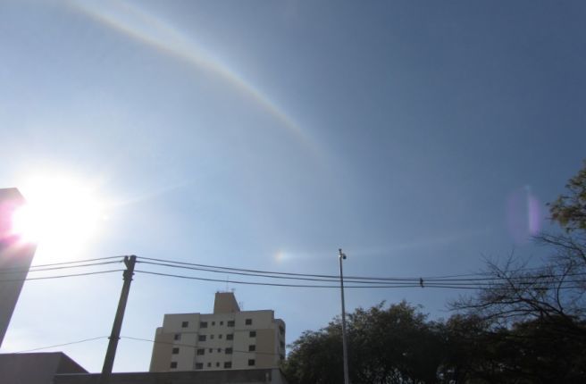 Cães do Sol, círculo parélico e arco super tangente em São Paulo