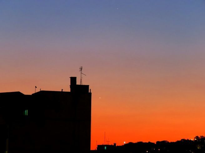 Mercúrio e Vênus Visíveis a Oeste Após o Pôr do Sol