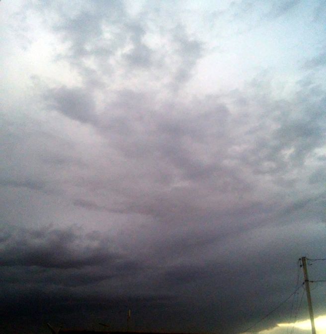 Fim de tarde com formações de nuvens de chuva em Araxá-MG