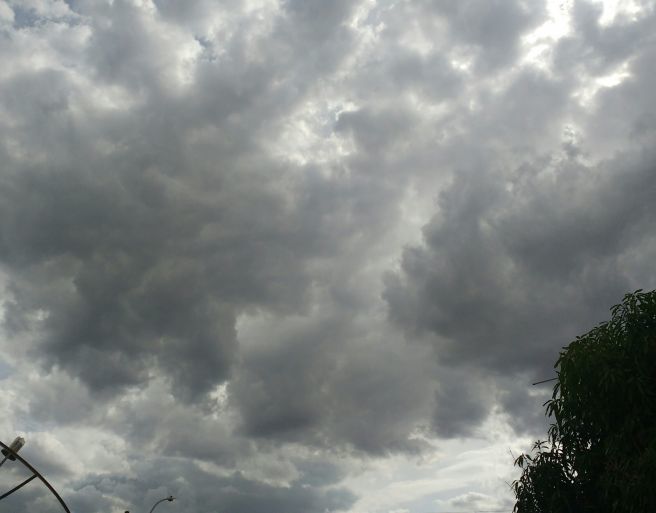 Muitas nuvens