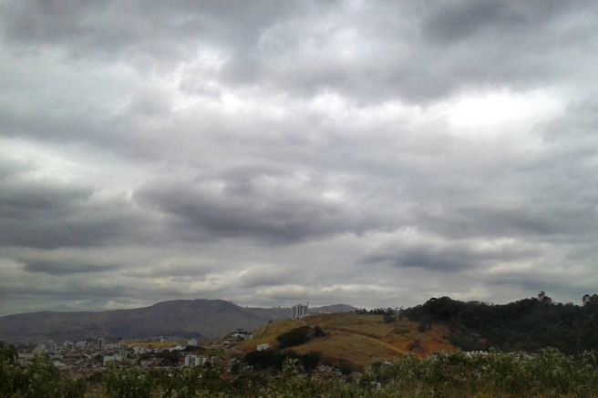 Vale do Aço (MG) com muitas nuvens, mas nada de chuva