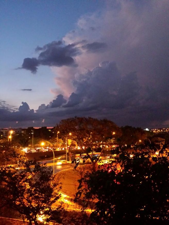 Início de noite chuvoso em Brasília