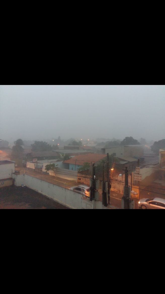 Rajadas de Vento e chuva forte em Cuiabá 