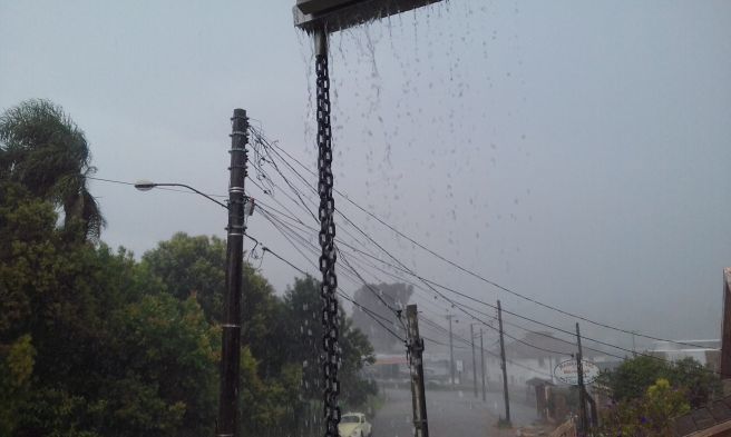 Chuva torrencial, vento e queda de granizo em Erechim (RS)