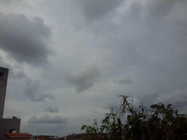 As trovoadas roncam com chuva e raios em Salvador BA depois de anos 