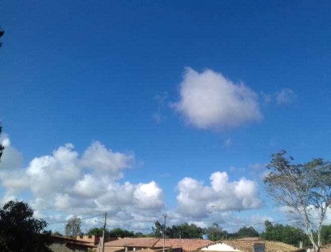 Sol e poucas nuvens em Vitória da Conquista - BA