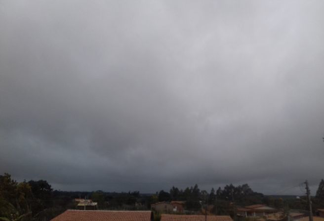 Chuva fraca e rajadas de vento em Vitória da Conquista - BA