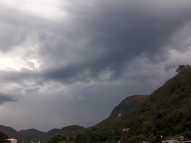 Nuvens carregadas na Serra do RJ