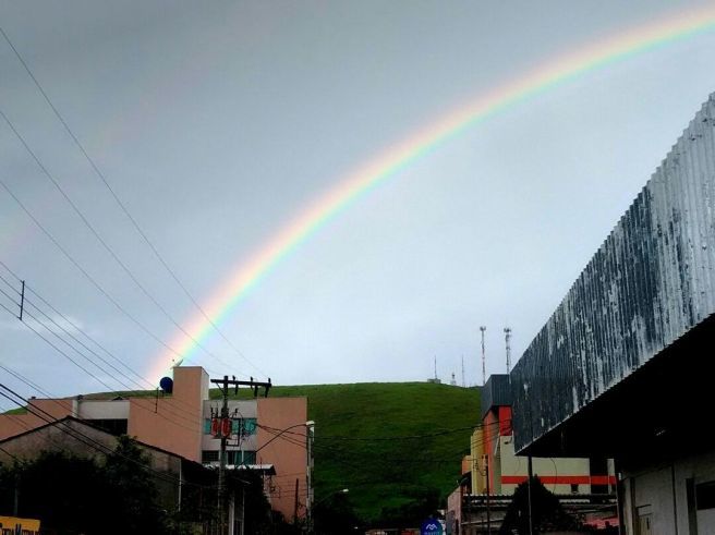 Pancadas de chuva e arco-íris em Coronel Fabriciano (MG)