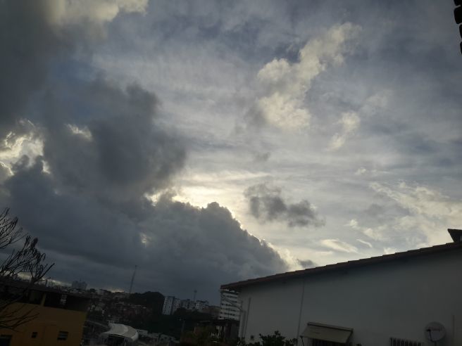 Chove a uma hora sem parar em Salvador