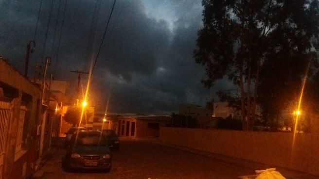 Muitas Nuvens escura pela manhã em Barra da Estiva - BA