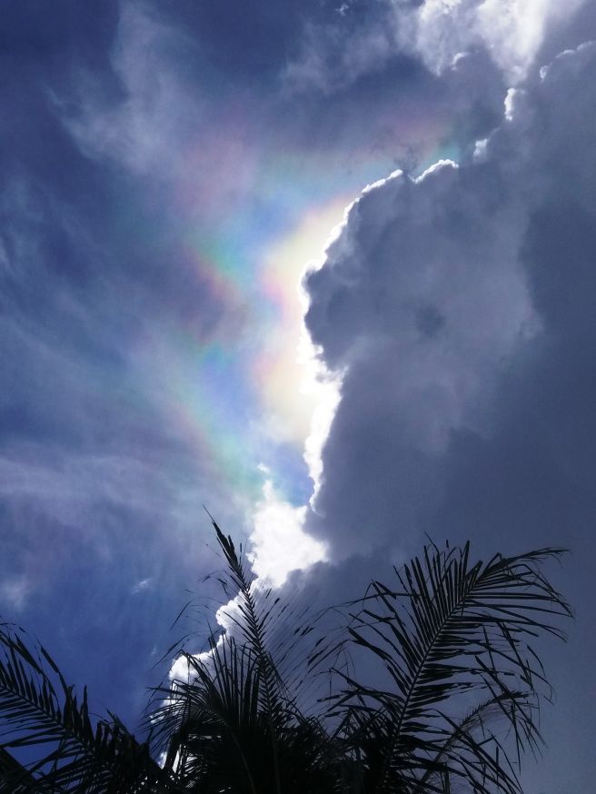 Lindo efeito arco-íris na nuvem em Frutal/MG