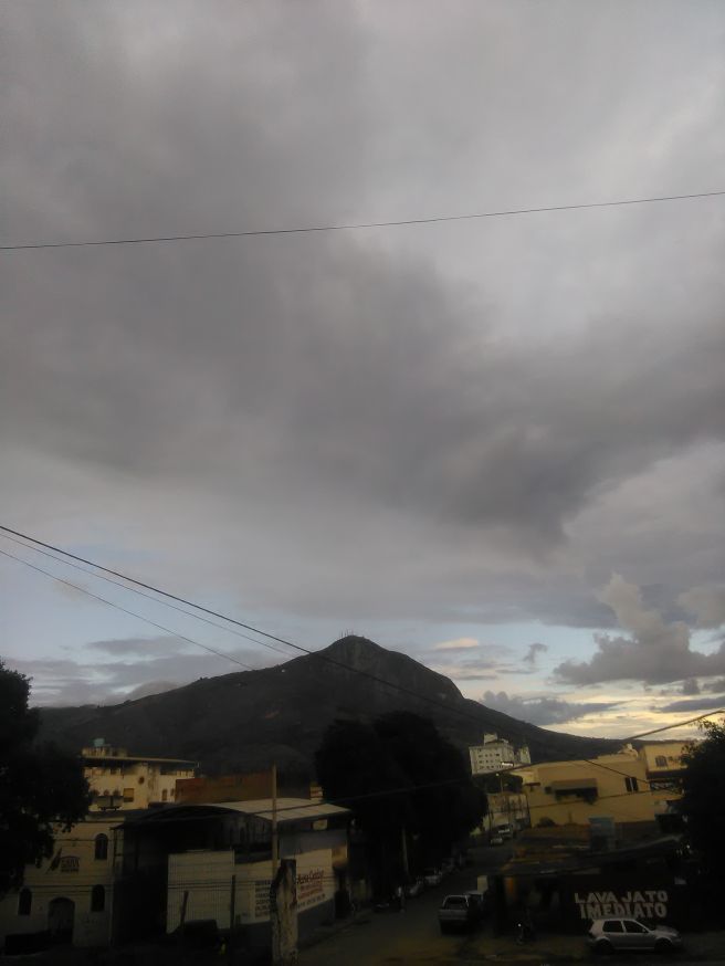 Céu parcialmente nublado em Governador Valadares MG