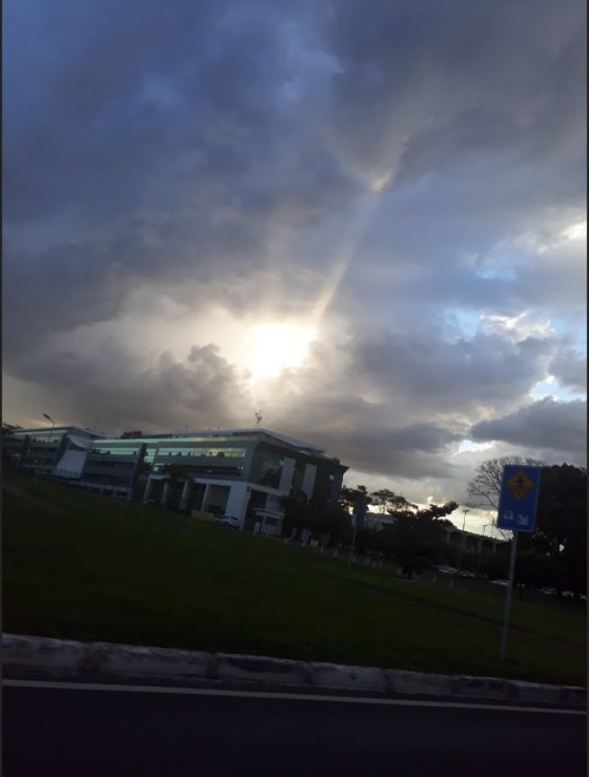 Sol (ou Deus para alguns) entre nuvens de chuva em Brasília