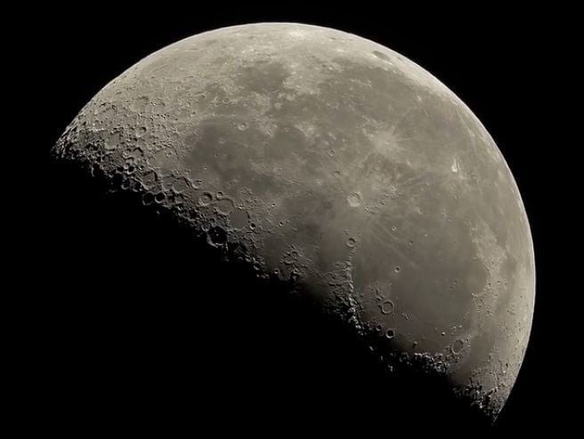 A LUA VISTA COM UMA BOA RESOLUÇÃO, OBSERVANDO OS DETALHES