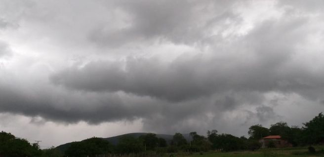 Nuvens pretas em zona rural de Brumado