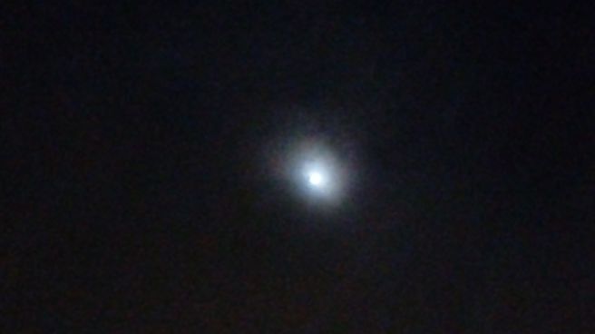 Noite fria em curitiba lua entre nuvens