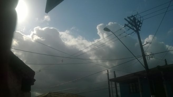 Após manhã de sol, cumulus-nimbus vêm da Serra do Mar para o LitoralSP