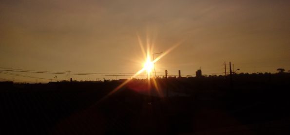 Por do sol nesta tarde na cidade de industrial de curitiba nesta quarta feira fria