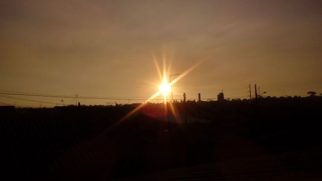 Por do sol nesta tarde na cidade de industrial de curitiba nesta quarta feira fria