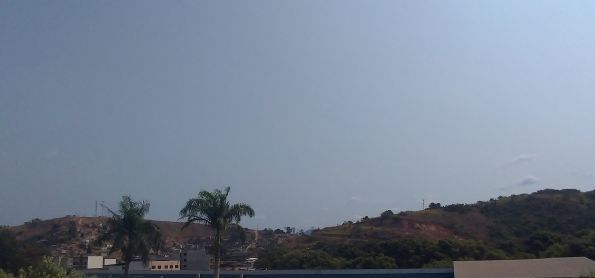 Céu branco em Coronel Fabriciano (MG)