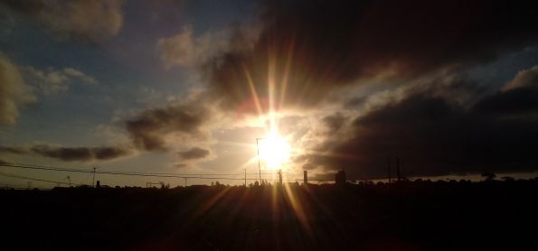 Quinta feira com por do sol ba cidade industrial muito fria