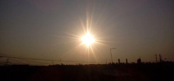 Fim de tarde esolarada na cidade indudtrial de curitiba nesse Domingo