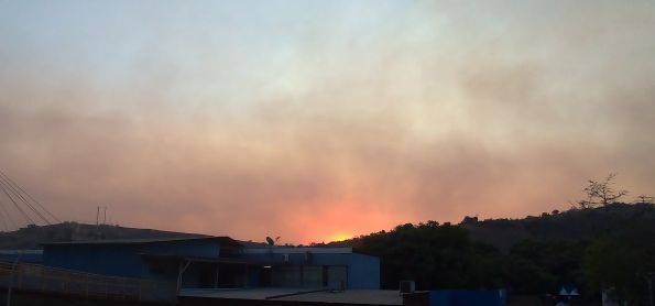 Calor e muita fumaça em Coronel Fabriciano (MG)