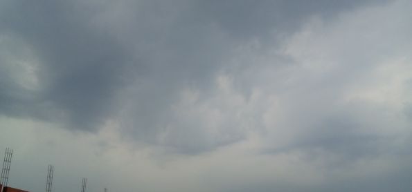Nuvens cincentas cobre o ceu de curitiba