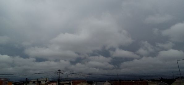 Nuvens carregadas nessa sexta feira na cidade industrial de curitiba u