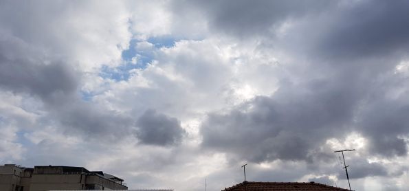 Manhã de terça feira com muitas nuvens.