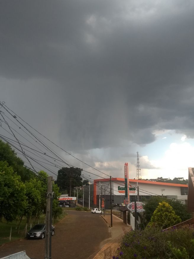 Imagens da chuva em Erechim no inicio da tarde desta quinta-feira (30) em  Erechim 