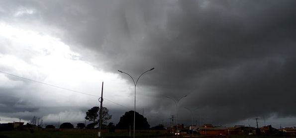 Chuva segue na região de Ivinhema - MS.