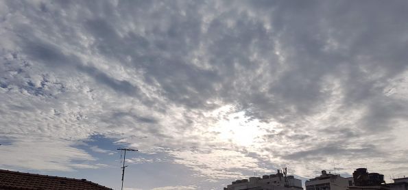Amanhecendo com algumas nuvens