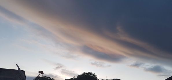 Fim de tarde com muitas nuvens, muito calor, mas ainda sem chuva