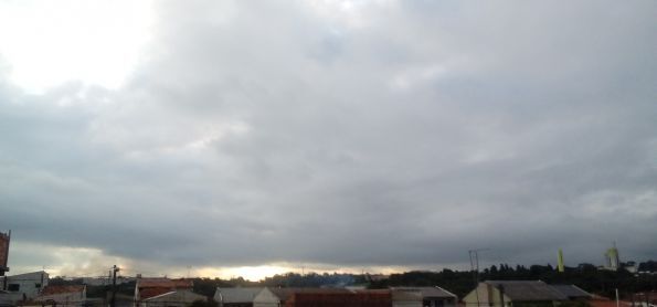 Fim de tarde de sabado com temperatura baixa ainda em curitiba #fotografootempo