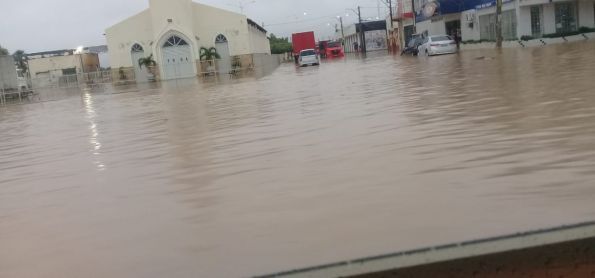 Chuvas inundam cidade. 140mm em poucas horas na manhã de hoje.