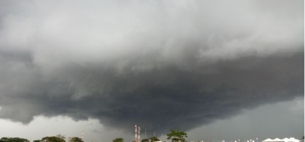 Chuva e vento forte em Ivinhema - MS.