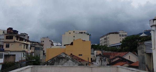 Fim de tarde com tempo fechando.