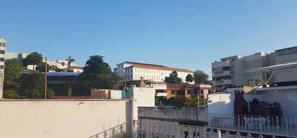 Manhã com céu claro e sem nuvens.