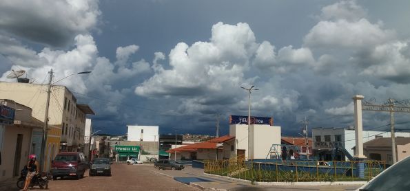 EU PENSEI QUE IA CAIR UM TORÓ ,MAIS FOI POUCA CHUVA COM TROVOADA E UMA VENTANIA EM BARRA DA ESTIVA - BAHIA