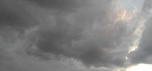 O tempo mostra sinal de mudança em Curitiba neste fim de tarde e frente fria chegando no parana