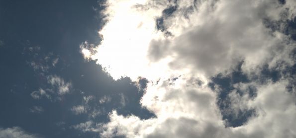 Sol entre nuvens em Curitiba nesta nanha