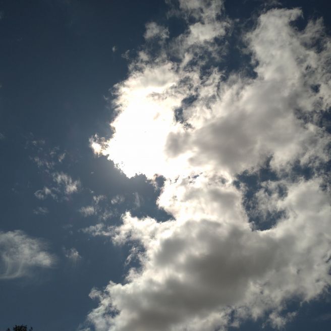 Sol entre nuvens em Curitiba nesta nanha
