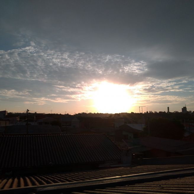Sábado de fim de tarde em Curitiba de por do sol