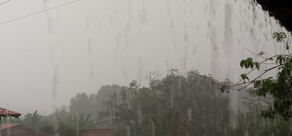 Tarde de sexta-feira com muita chuva em Teresina