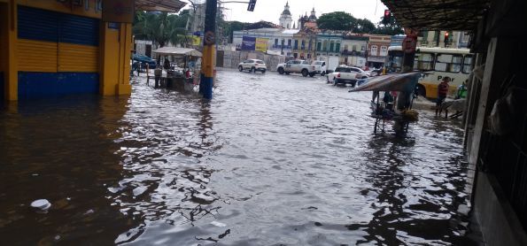 Chuva e maré alta provoca alagamentos na região Central de Belém PA